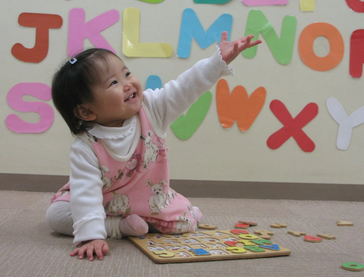 小さな子どもがアルファベット教材で楽しむ様子