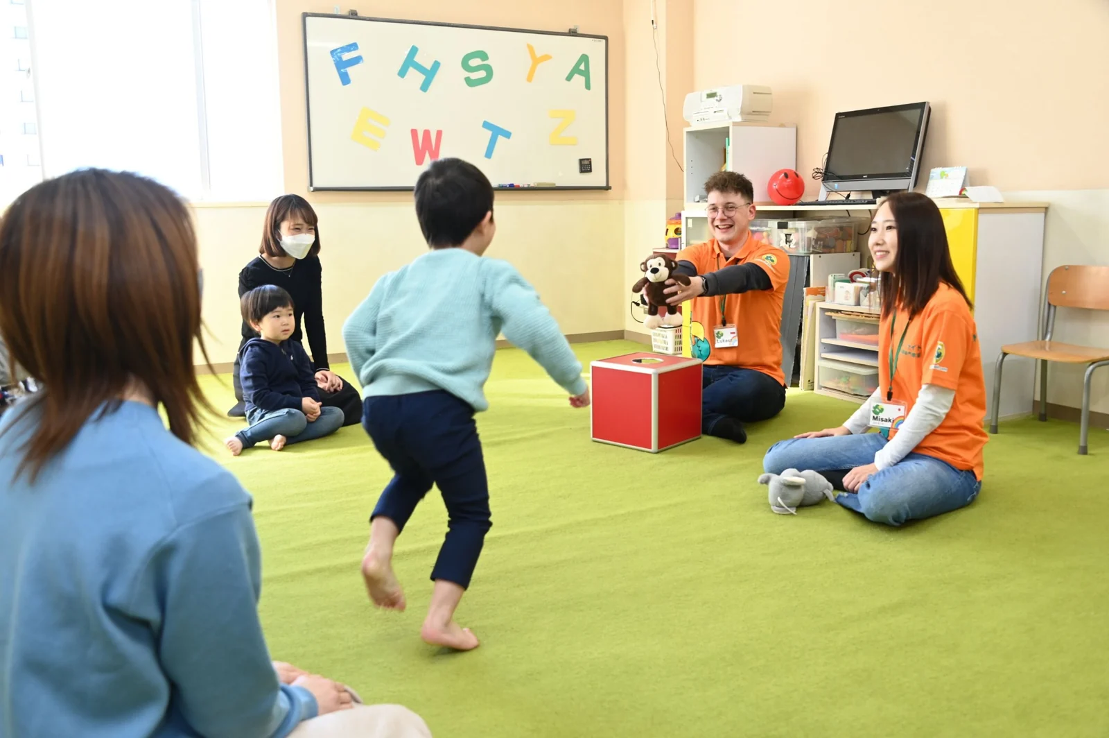 子どもが教室で身体を動かしている様子