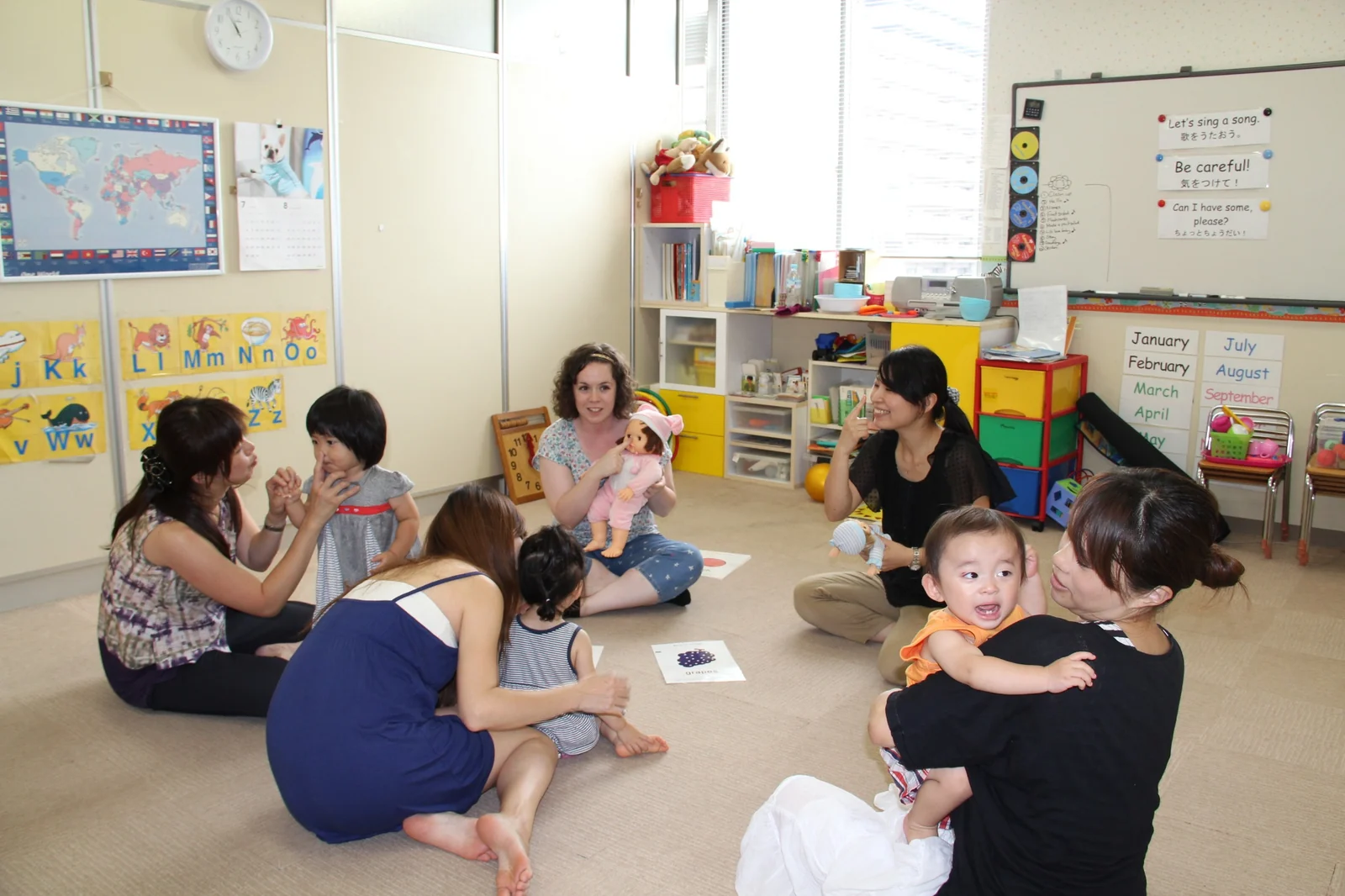 親子で英会話レッスンに参加している様子